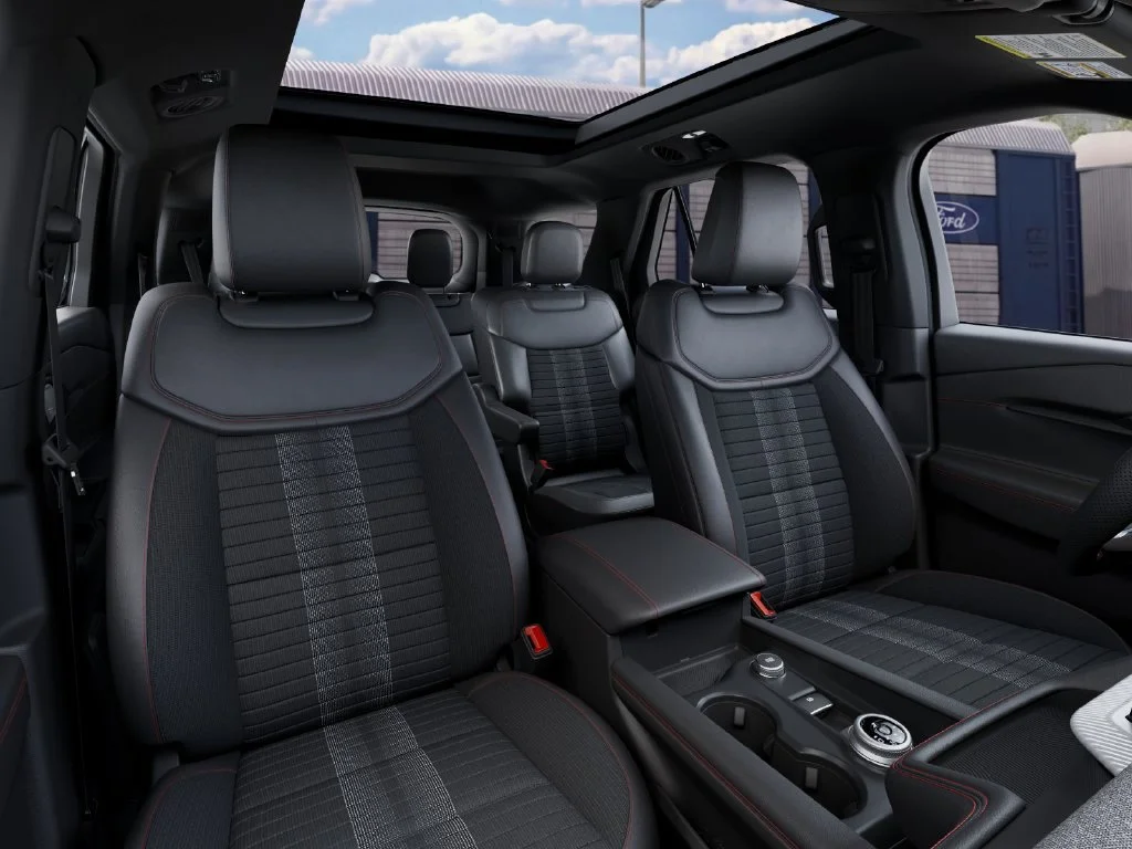 New 2027 Star White Metallic Tri-Coat Ford ST-Line image 10