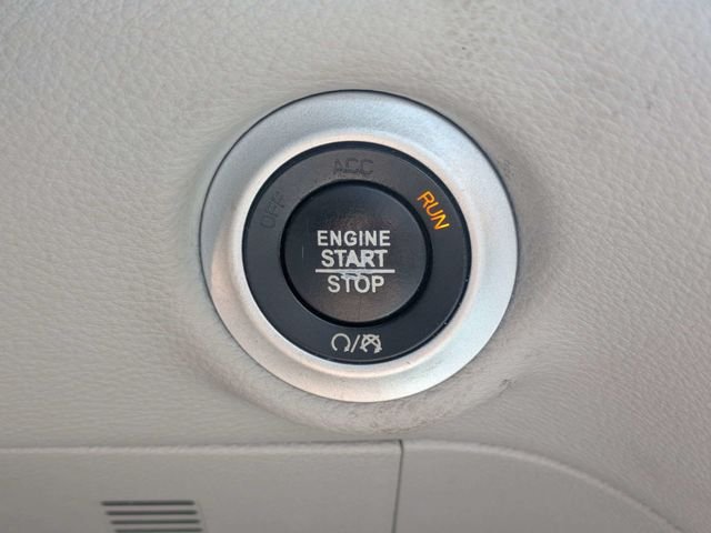 Used 2020 Silver Chrysler Limited image 33