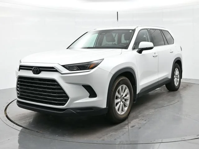 Used 2024 Wind Chill Pearl Toyota XLE image 3