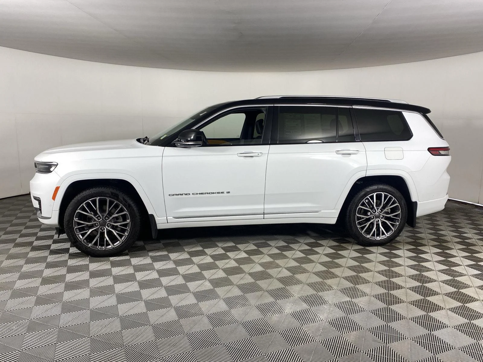 Used 2022 Bright White Clearcoat Jeep Summit Reserve image 4