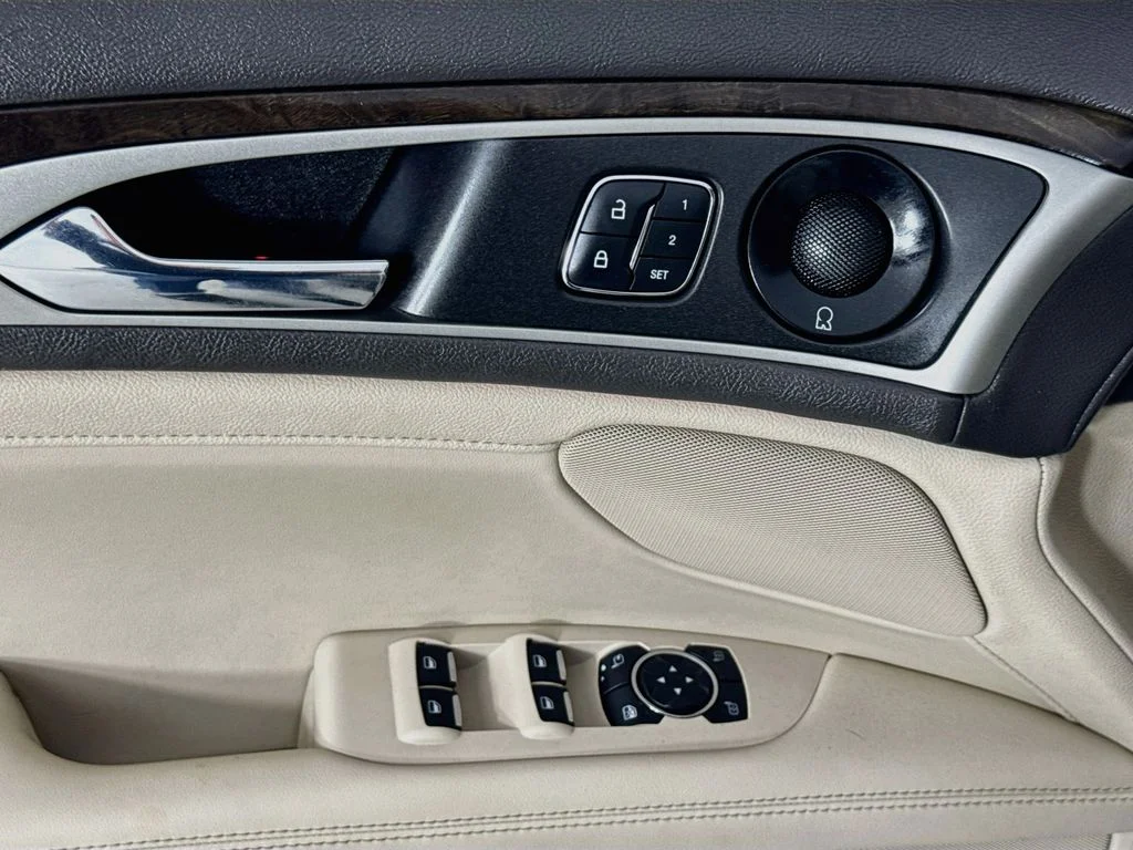 Used 2019 Pearl Metallic Lincoln Reserve image 21