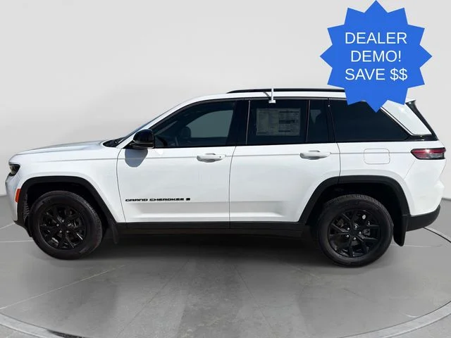 New 2026 Bright White Clear-Coat Exterior Paint Jeep Altitude image 7