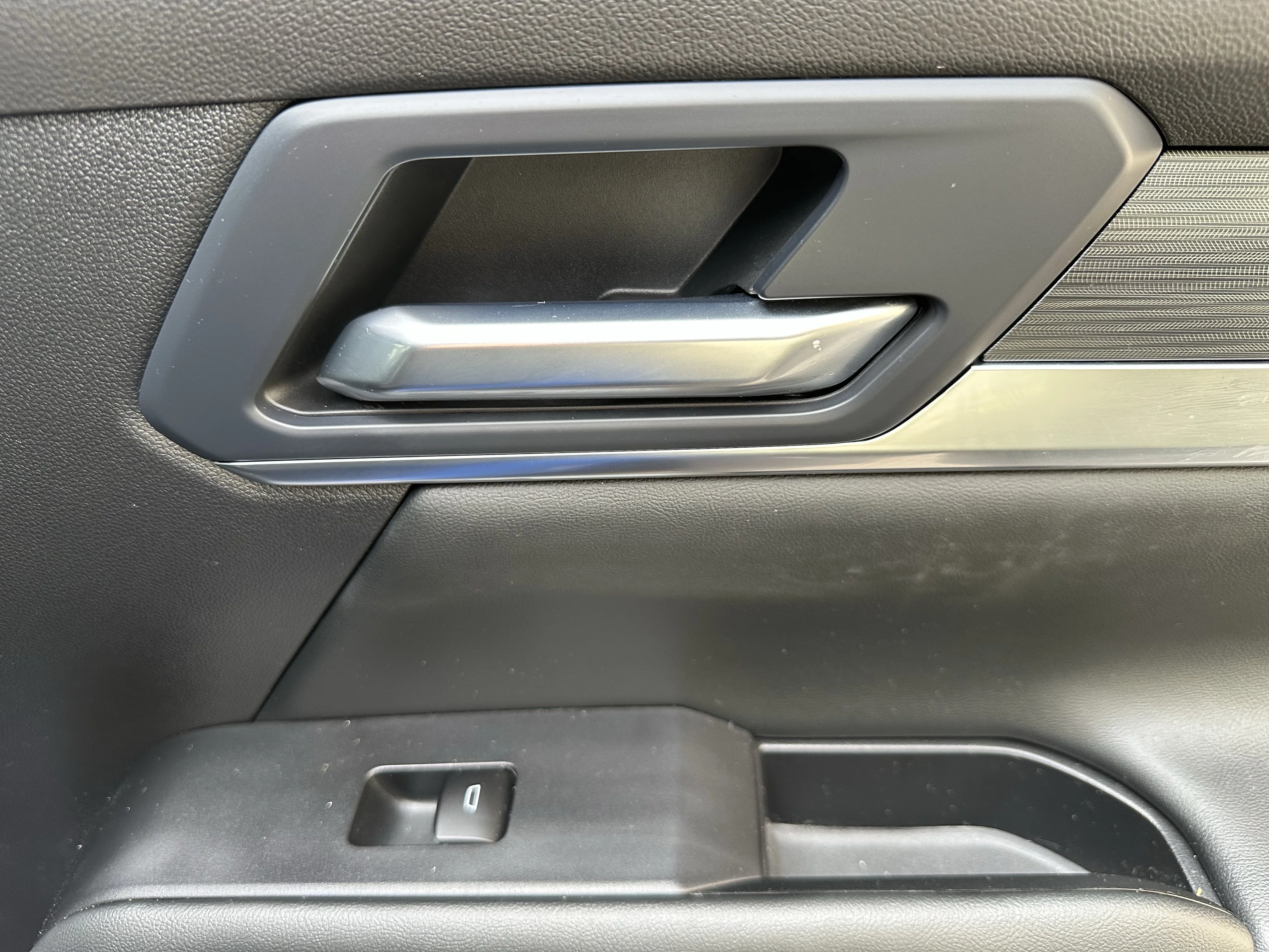 Certified Used 2025  GMC AWD Elevation image 13