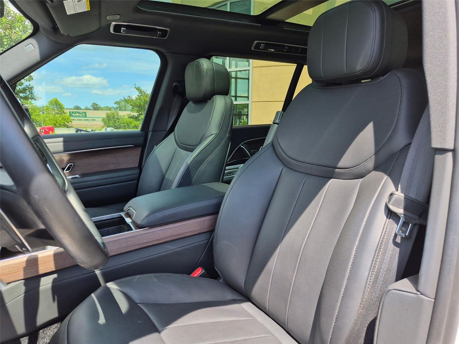 Used 2025 Fuji White Land Rover SE image 14