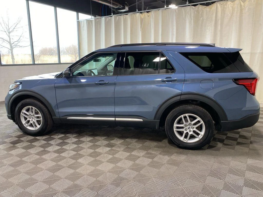 Used 2025 Vapor Blue Ford Active image 7