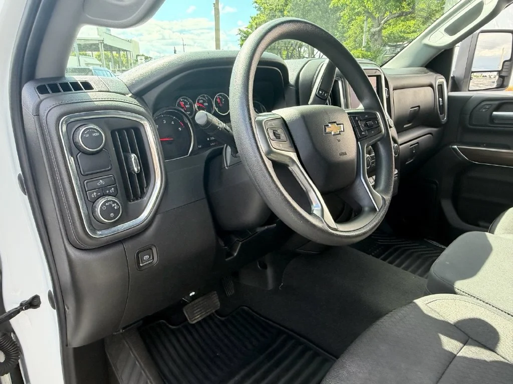 Used 2022 White Chevrolet LT image 10