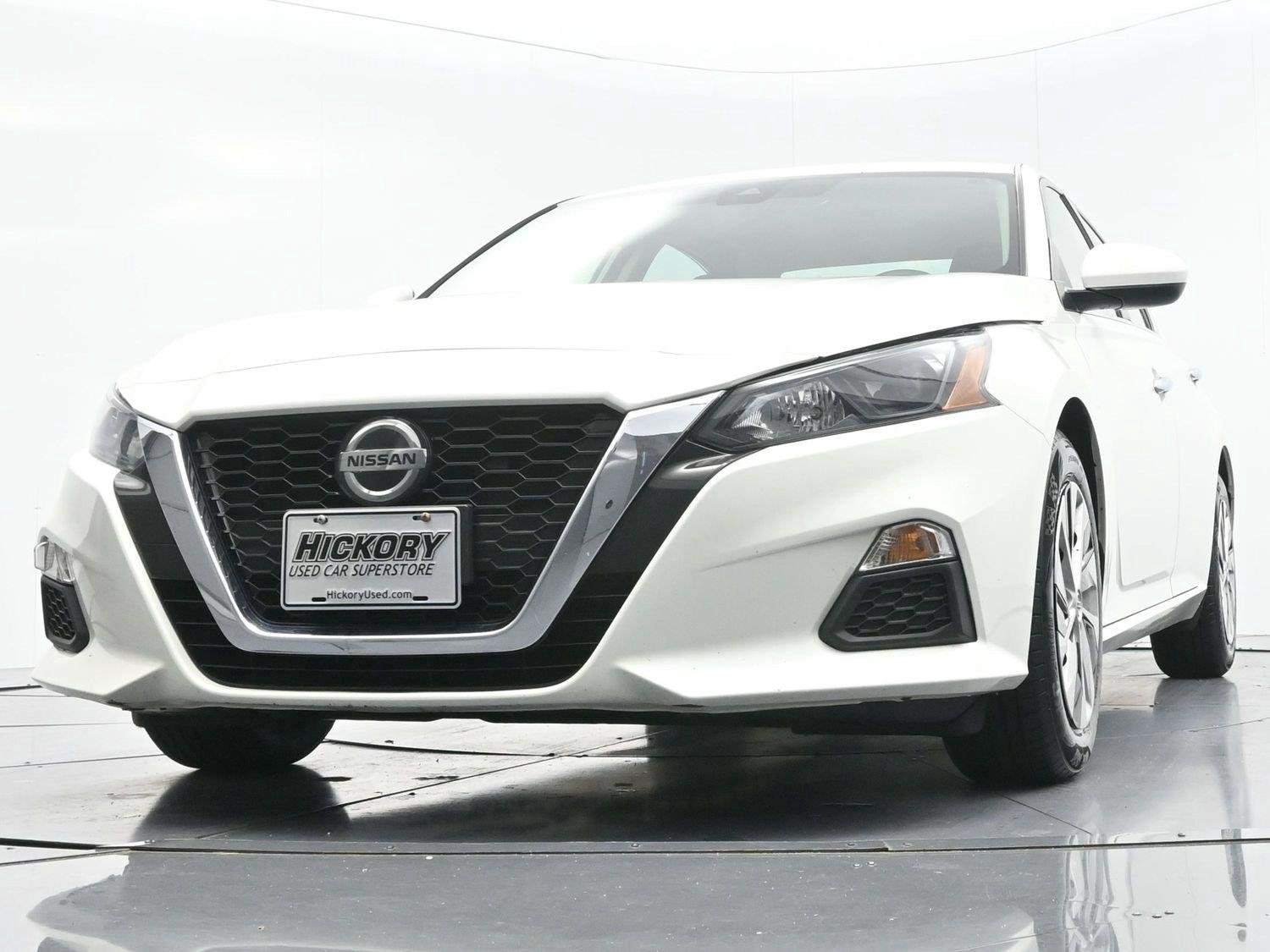 Used 2022 Glacier White Nissan 2.5 S image 40