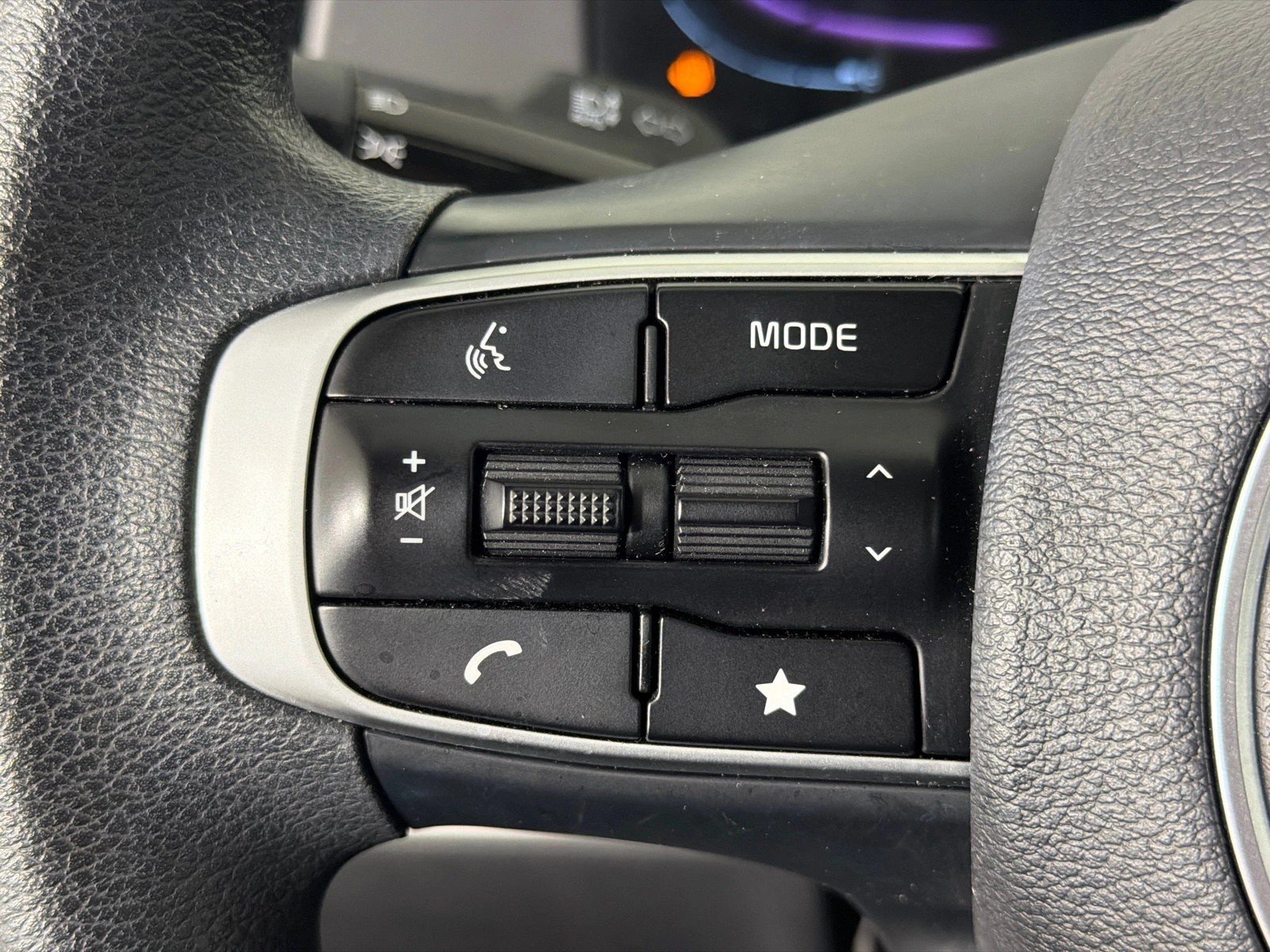 Used 2025 Snow White Pearl Kia LX image 24
