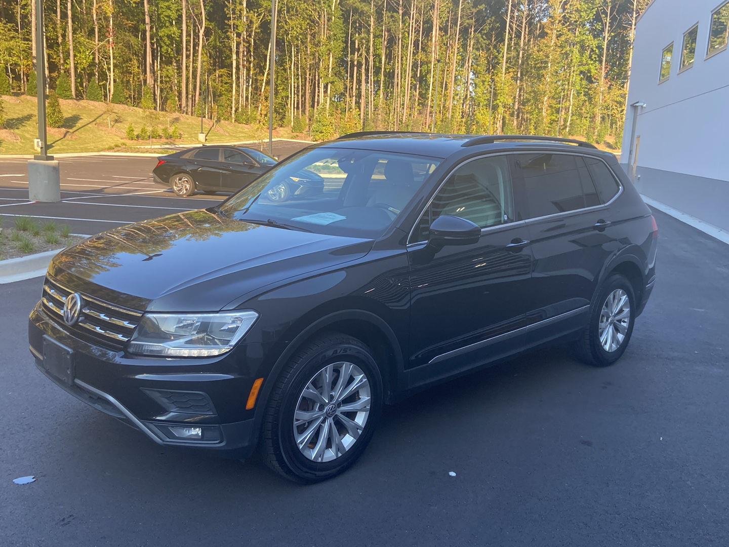 Used 2018 Deep Black Pearl Metallic Volkswagen SE image 1