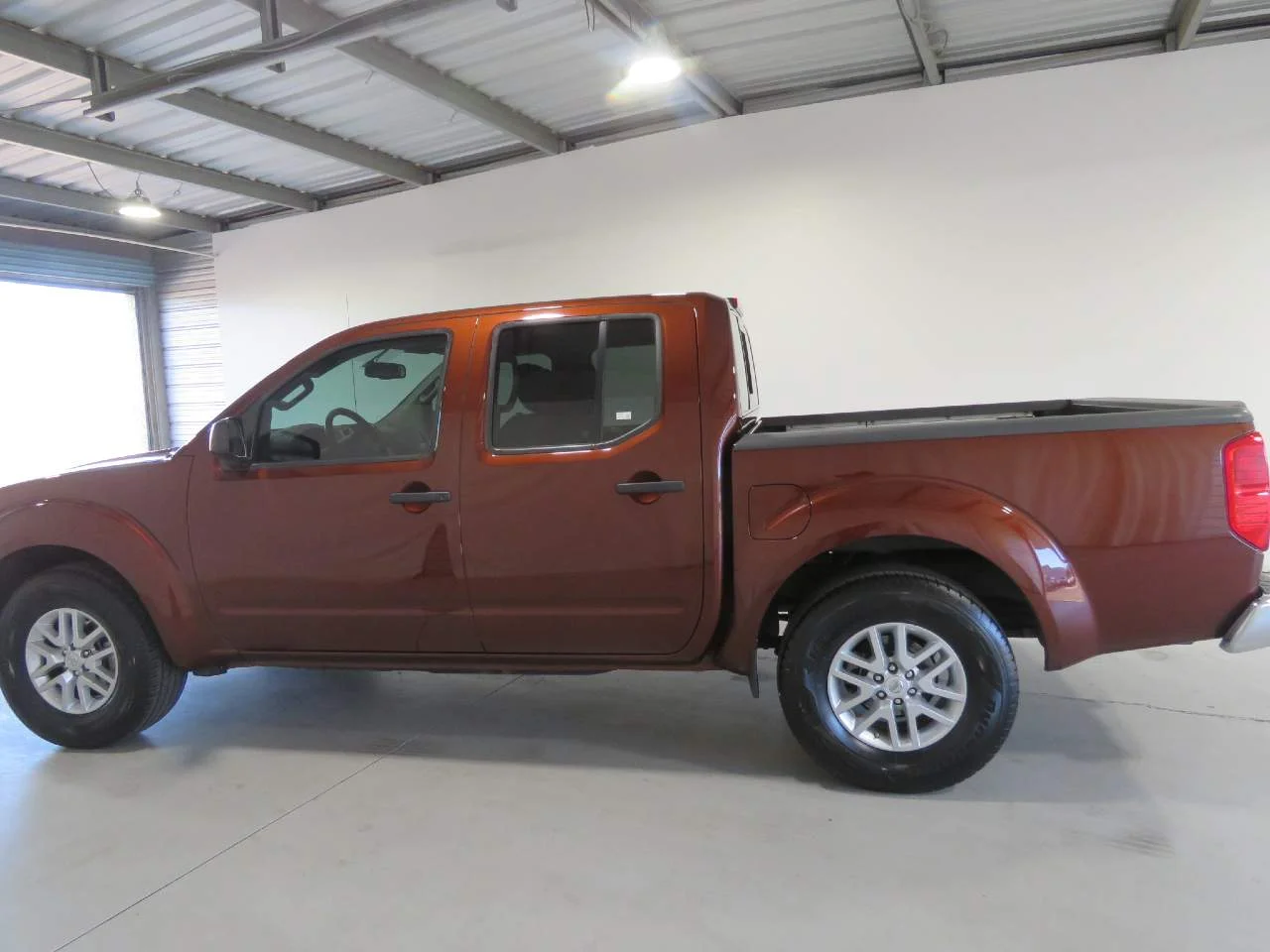 Used 2017 Lava Red Nissan SV Crew Cab image 8