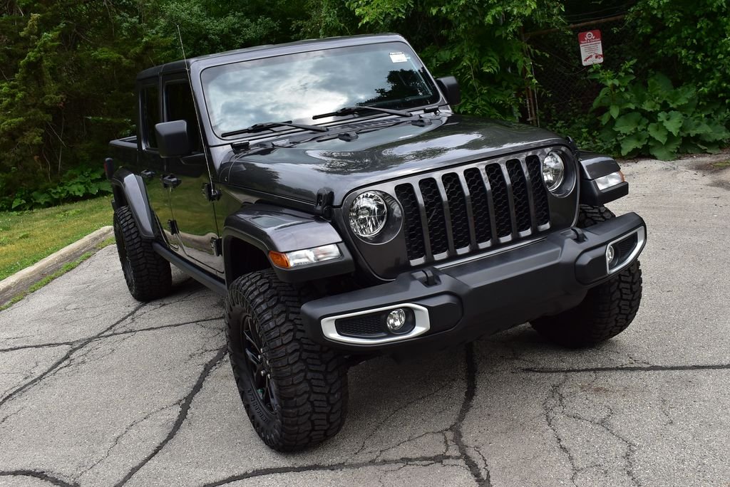 Used 2022 Crystal Metallic Jeep Sport image 11