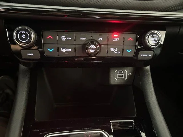 New 2026 Red Hot Pearl-Coat Exterior Paint Jeep Trailhawk image 31