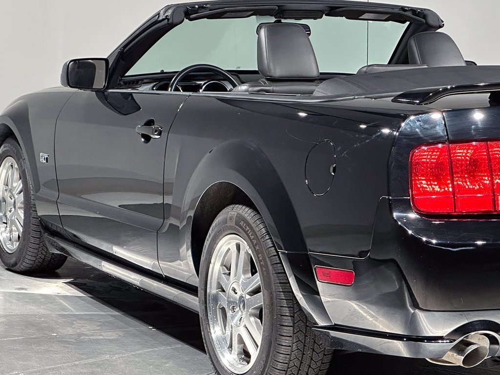 Used 2005 Black Ford  image 31