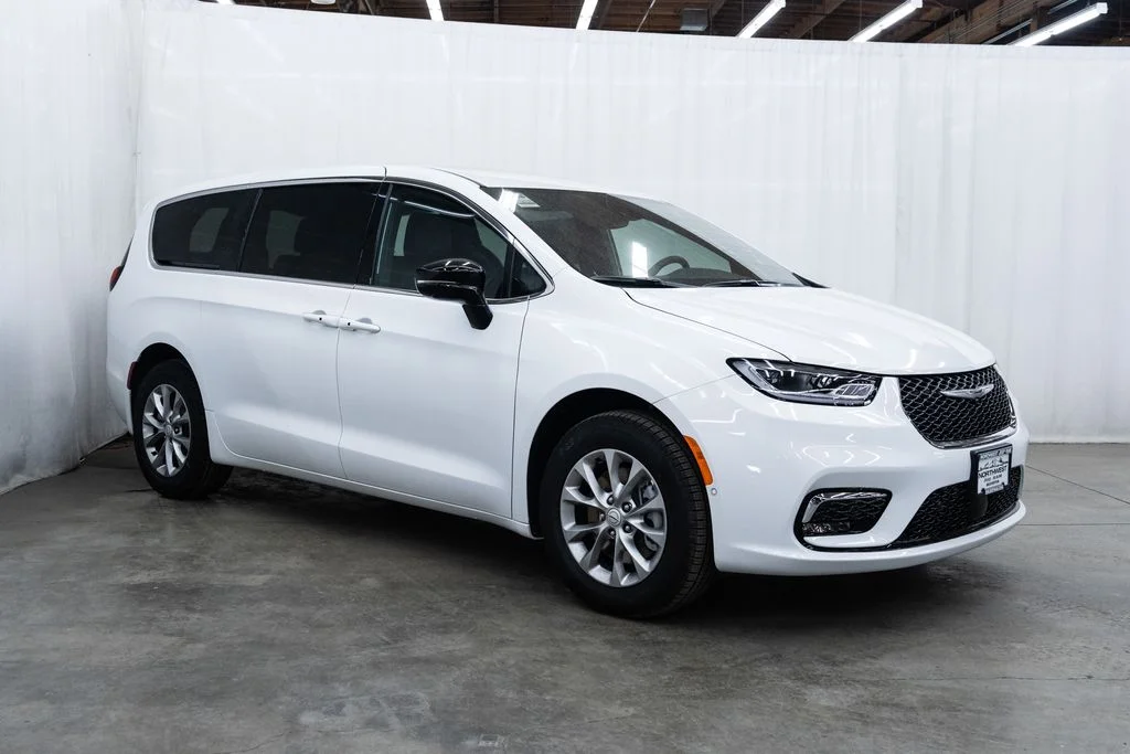 2026 Chrysler Pacifica Select AWD's photo