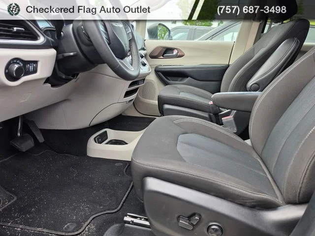 Used 2022 Brilliant Black Crystal Pearlcoat Chrysler LX image 8