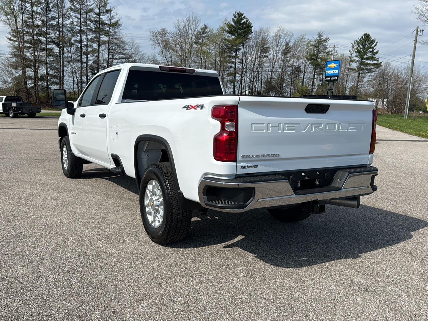 New 2026 Summit White Chevrolet WT image 16