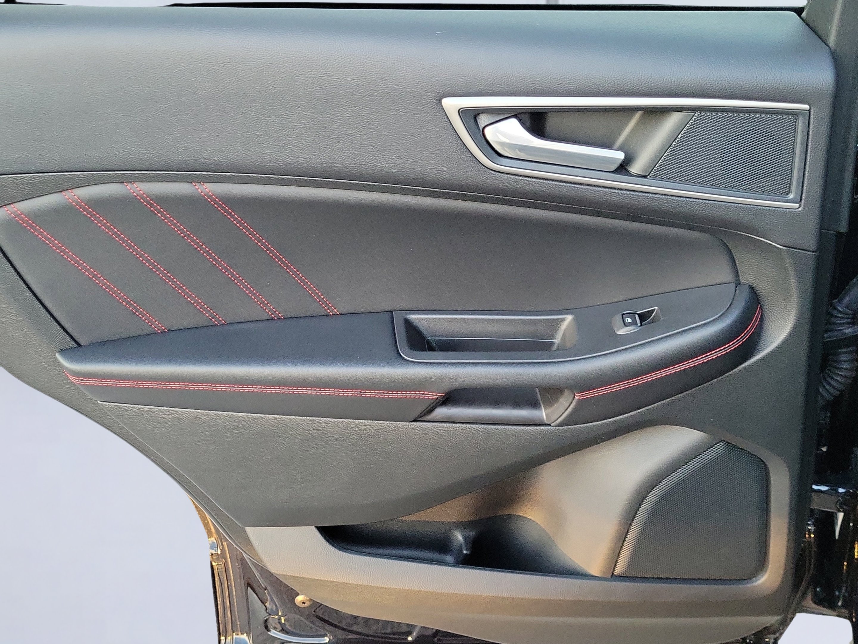 Used 2022 Black Metallic Ford ST Line image 9