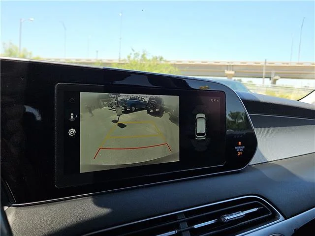 Used 2022 Black Hyundai SEL Front-Wheel Drive image 16