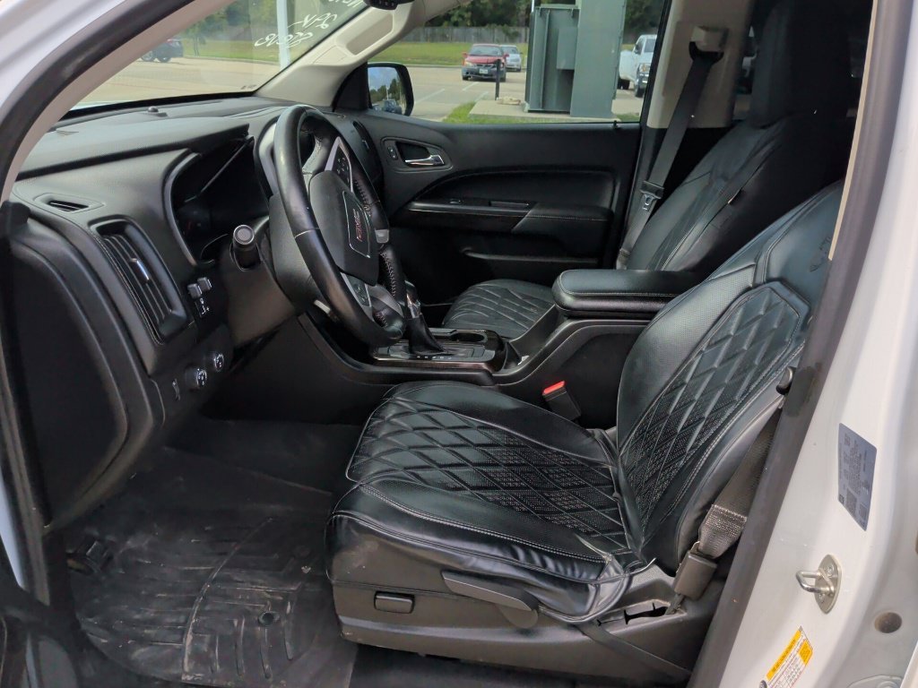 Used 2022 White GMC Elevation image 11