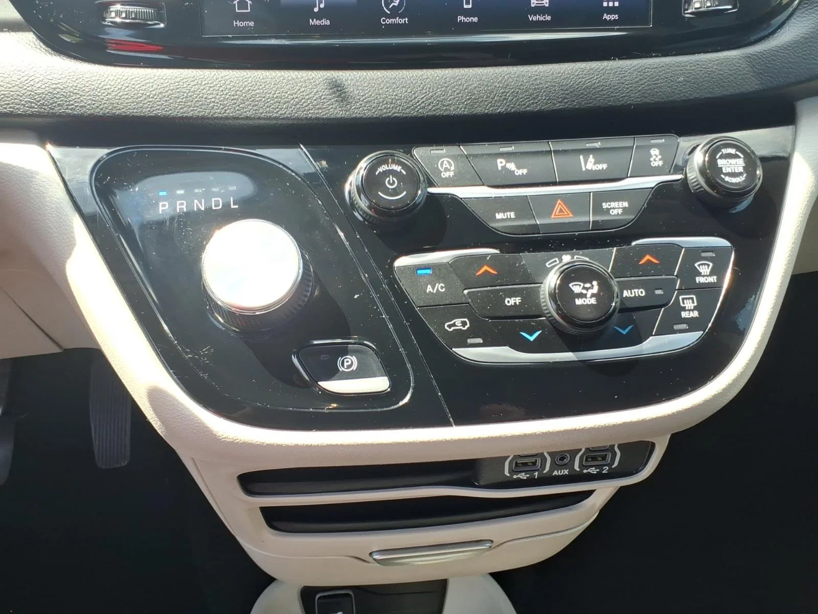 Used 2024 Diamond Black Chrysler Touring L image 21