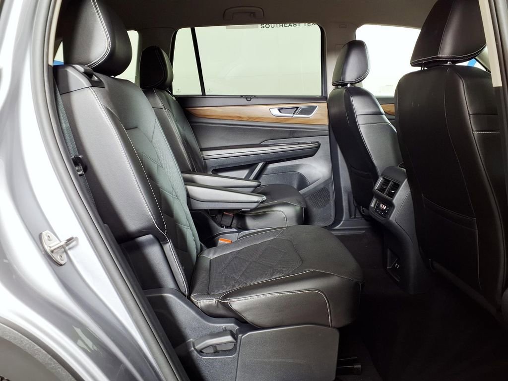 Used 2024  Volkswagen 2.0T SE w/Technology image 11