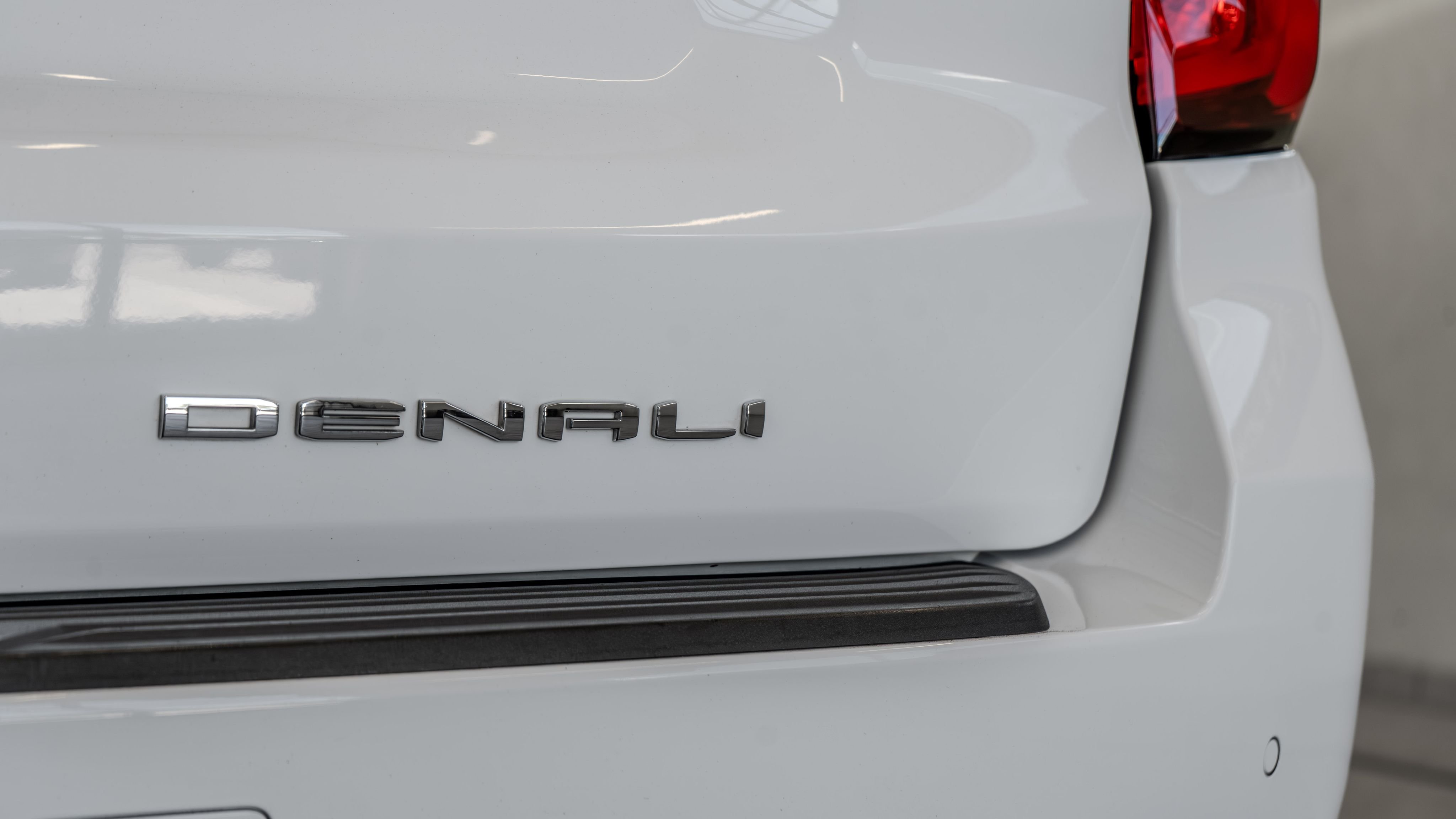 Used 2021 Summit White GMC Denali image 24