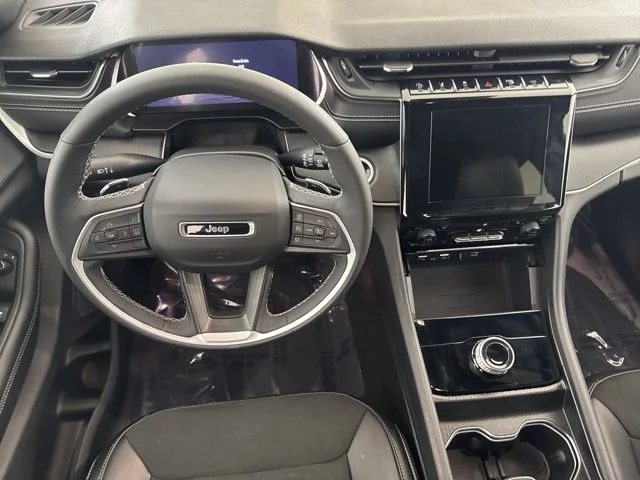 Used 2025 Silver Jeep Altitude image 27