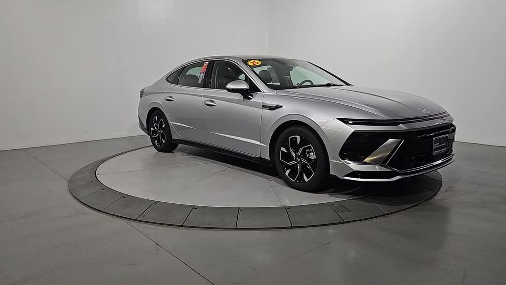 Certified Used 2025 Silver Hyundai SEL image 9