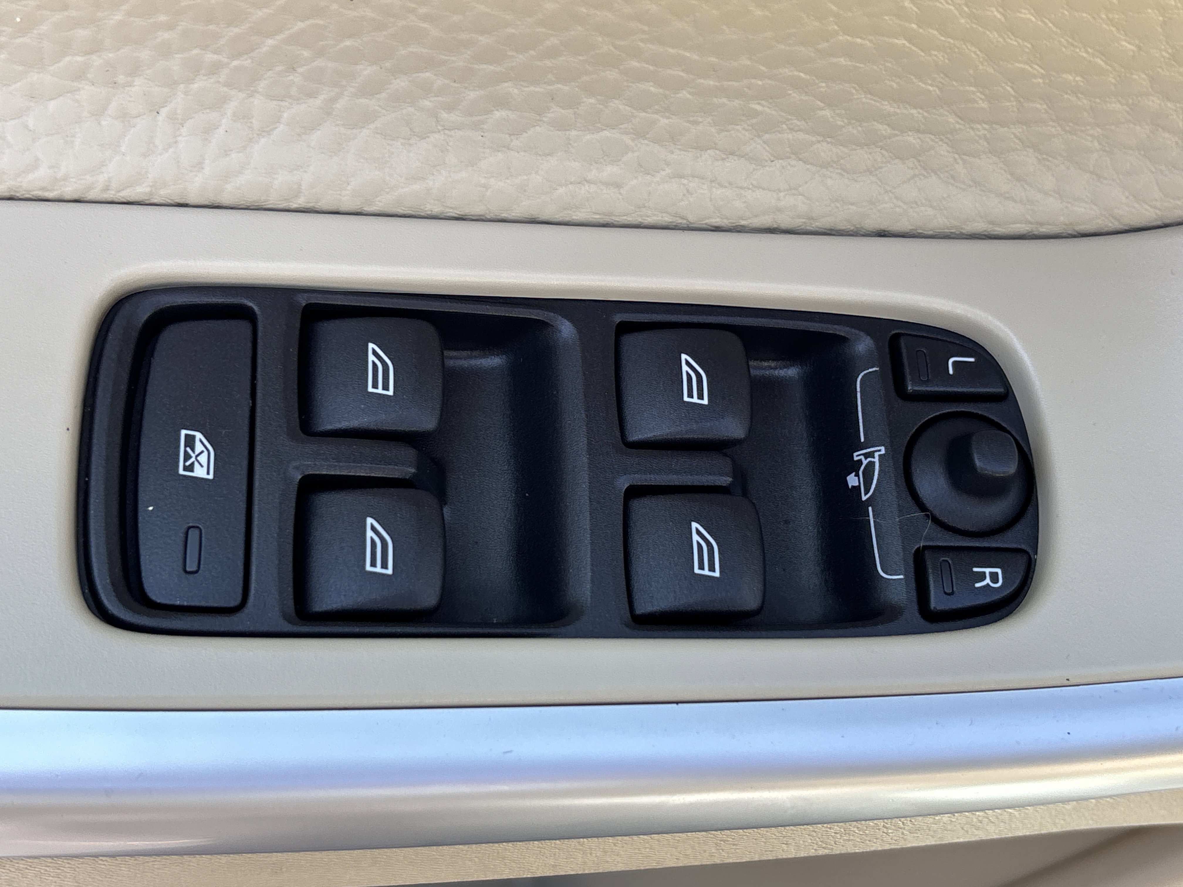 Used 2011 Ice White Volvo 3.0T AWD image 20