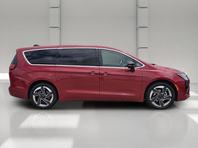 New 2027 Red Hot Pearl-Coat Exterior Paint Chrysler LIMITED FWD image 6