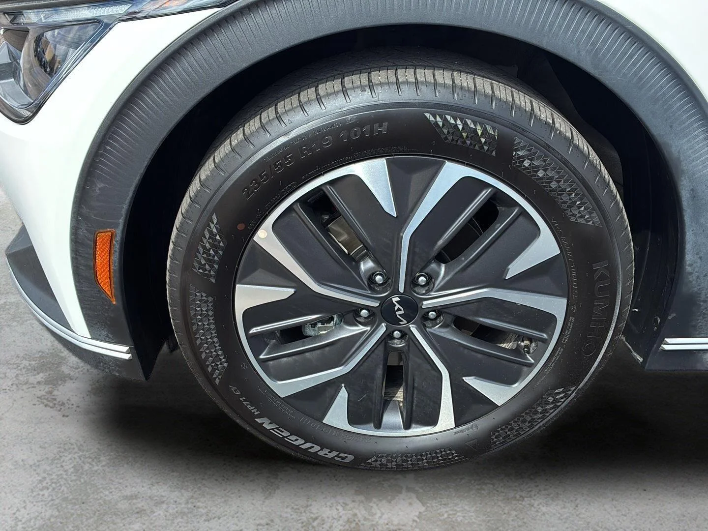 Used 2024 Snow White Pearl Kia Light Long Range image 20