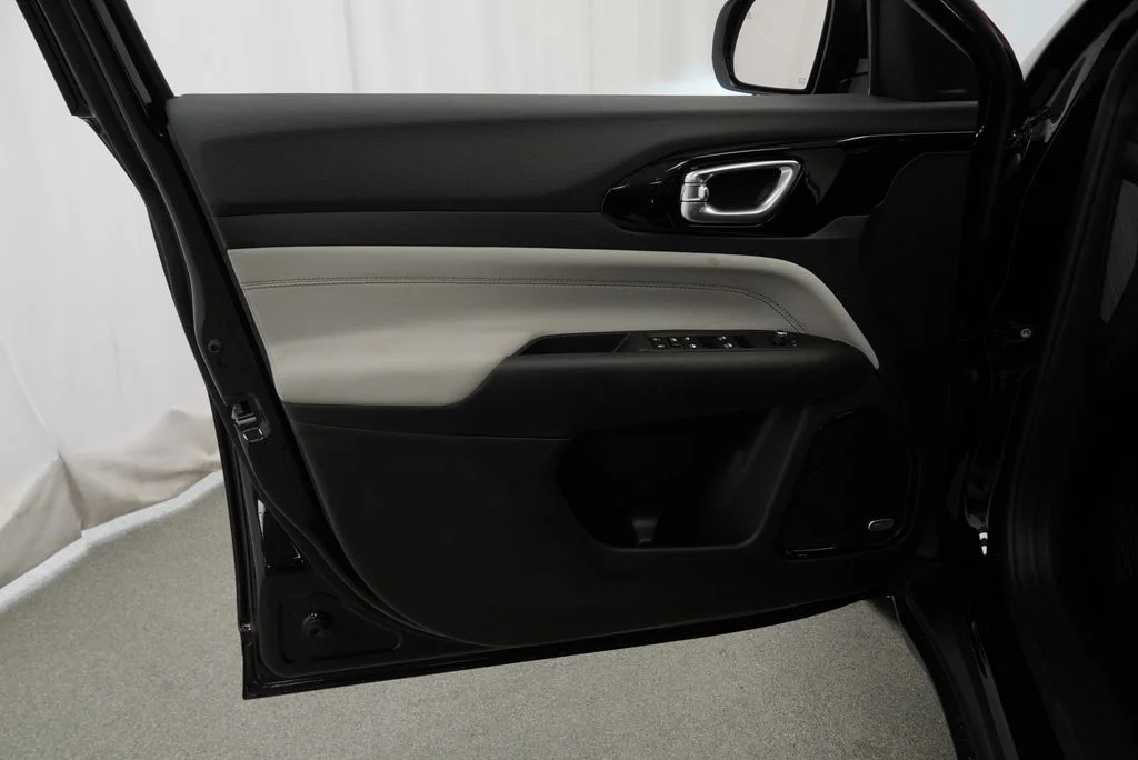 New 2026 Diamond Black Crystal Pearl-Coat Exterior Paint Jeep Limited image 25