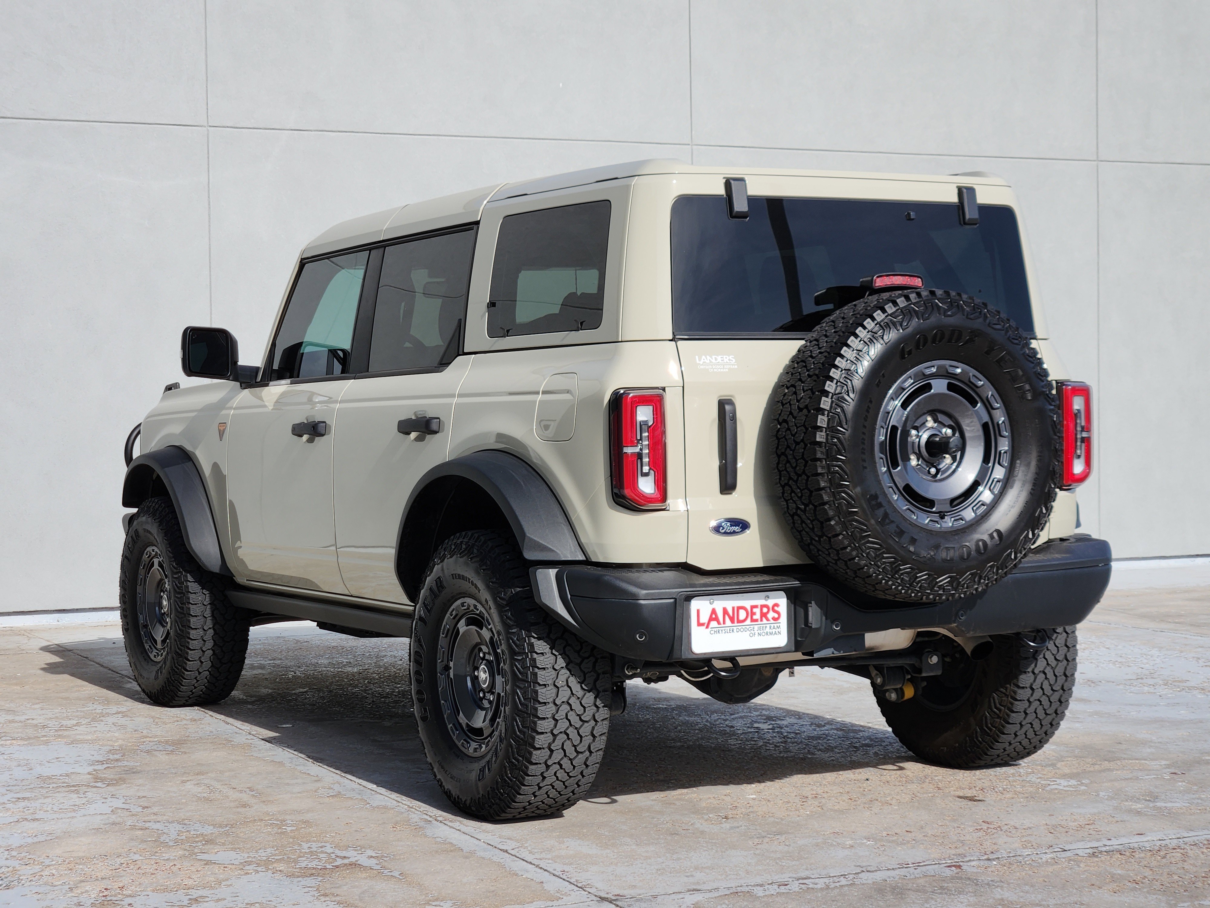 Used 2025 Desert Sand Ford Badlands image 6