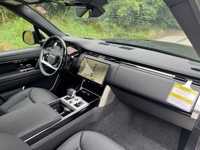 New 2027 Santorini Black Land Rover SE image 20