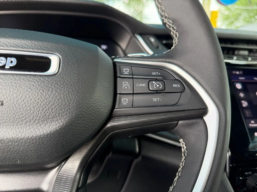 Used 2025 Black Jeep Altitude image 25