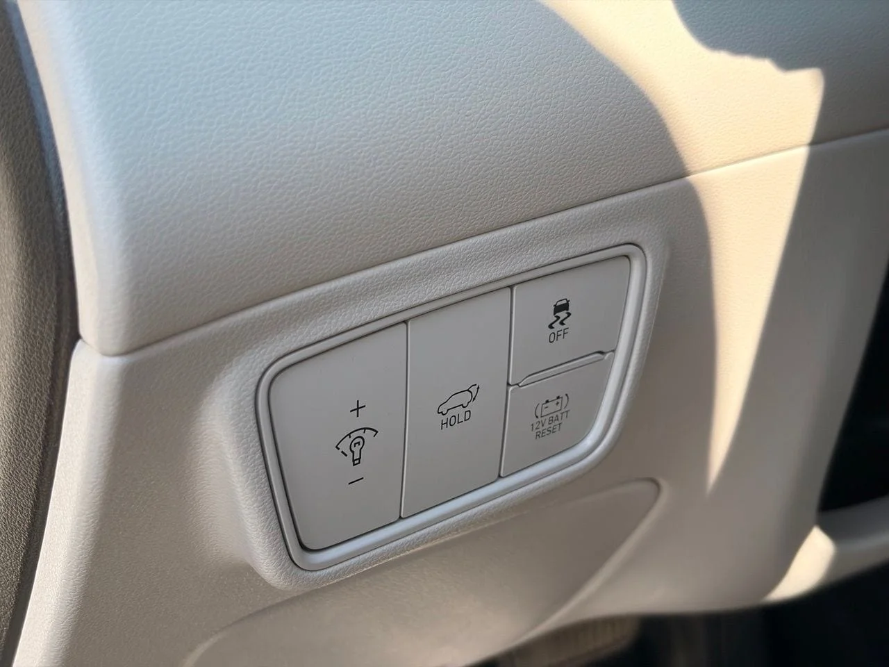 Used 2022 Quartz White Hyundai Limited image 18
