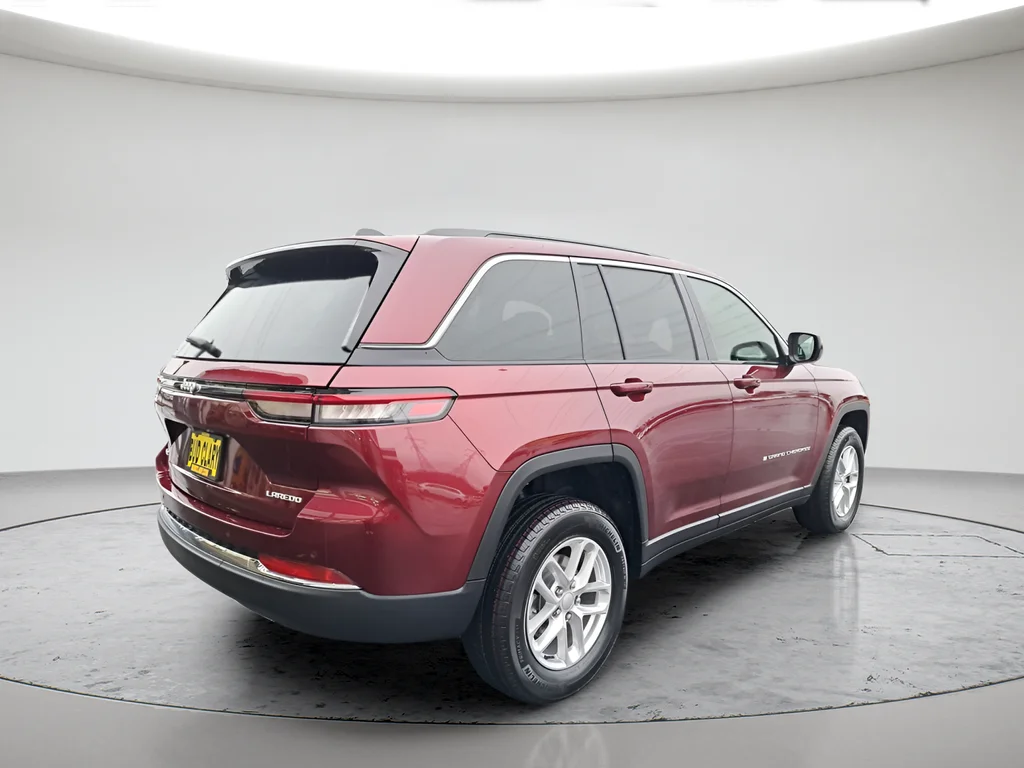 New 2026 Velvet Red Pearl-Coat Exterior Paint Jeep Laredo image 3