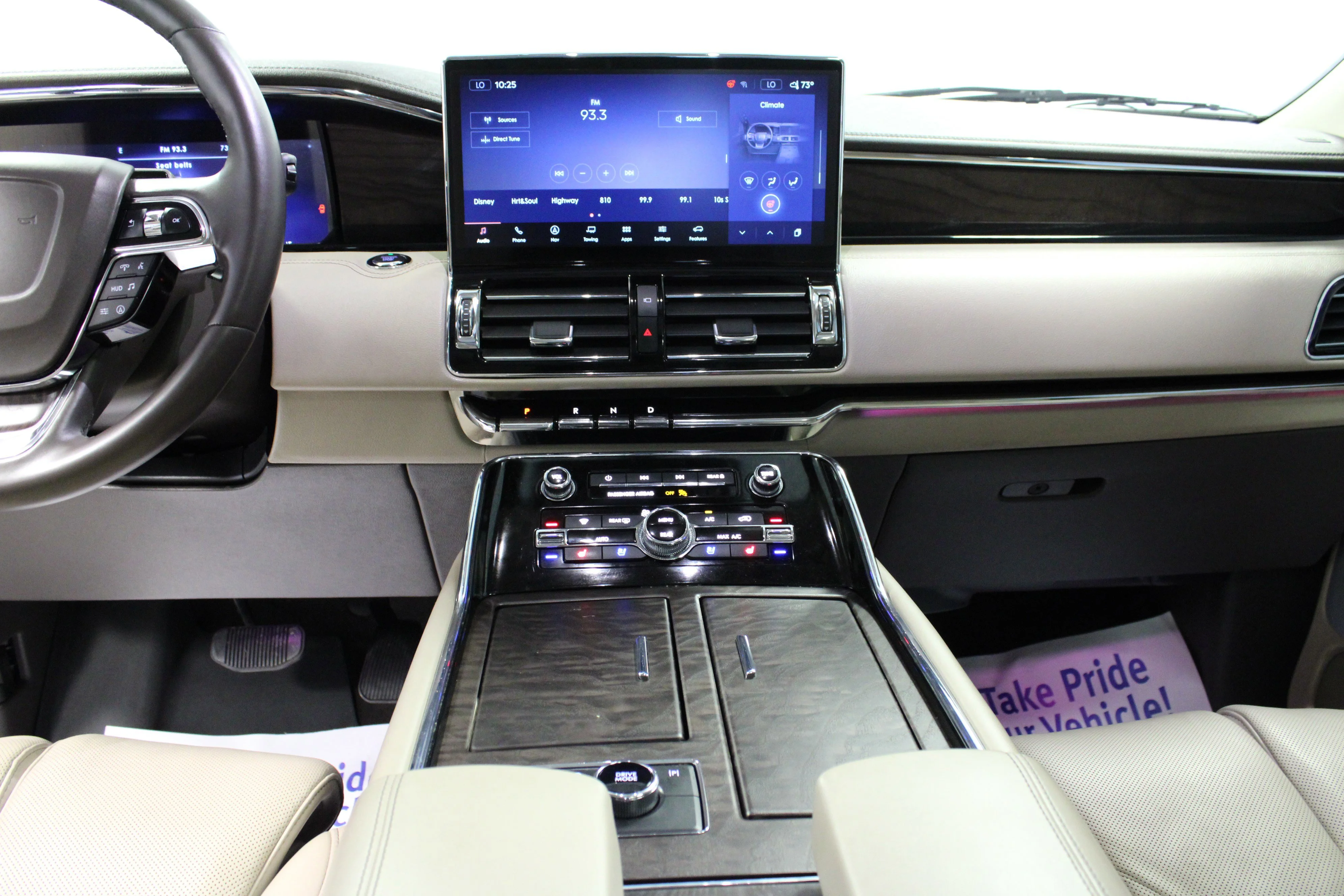 Used 2024 White Metallic Lincoln Reserve image 19