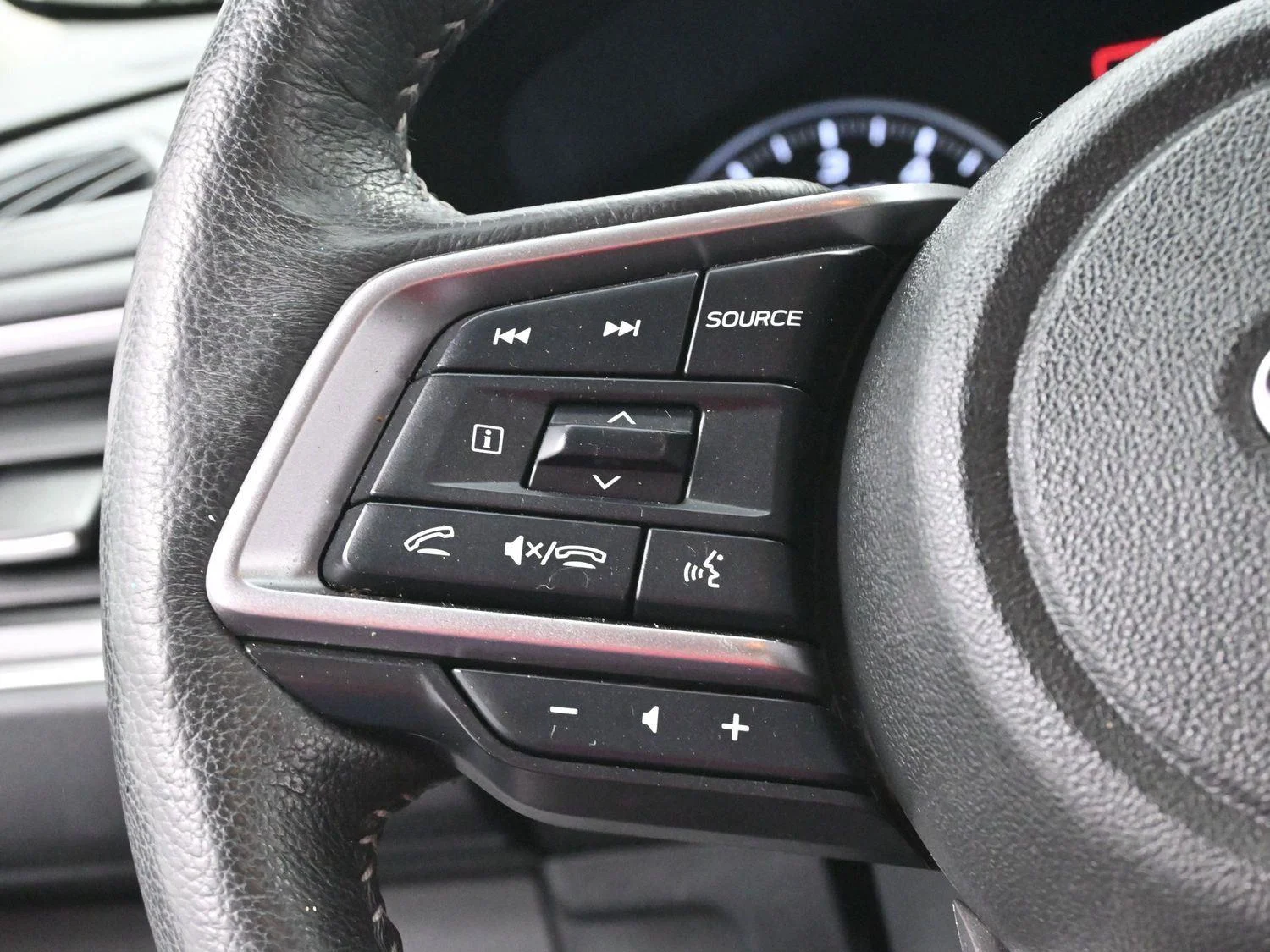 Used 2023 Ice Silver Metallic Subaru Limited image 18