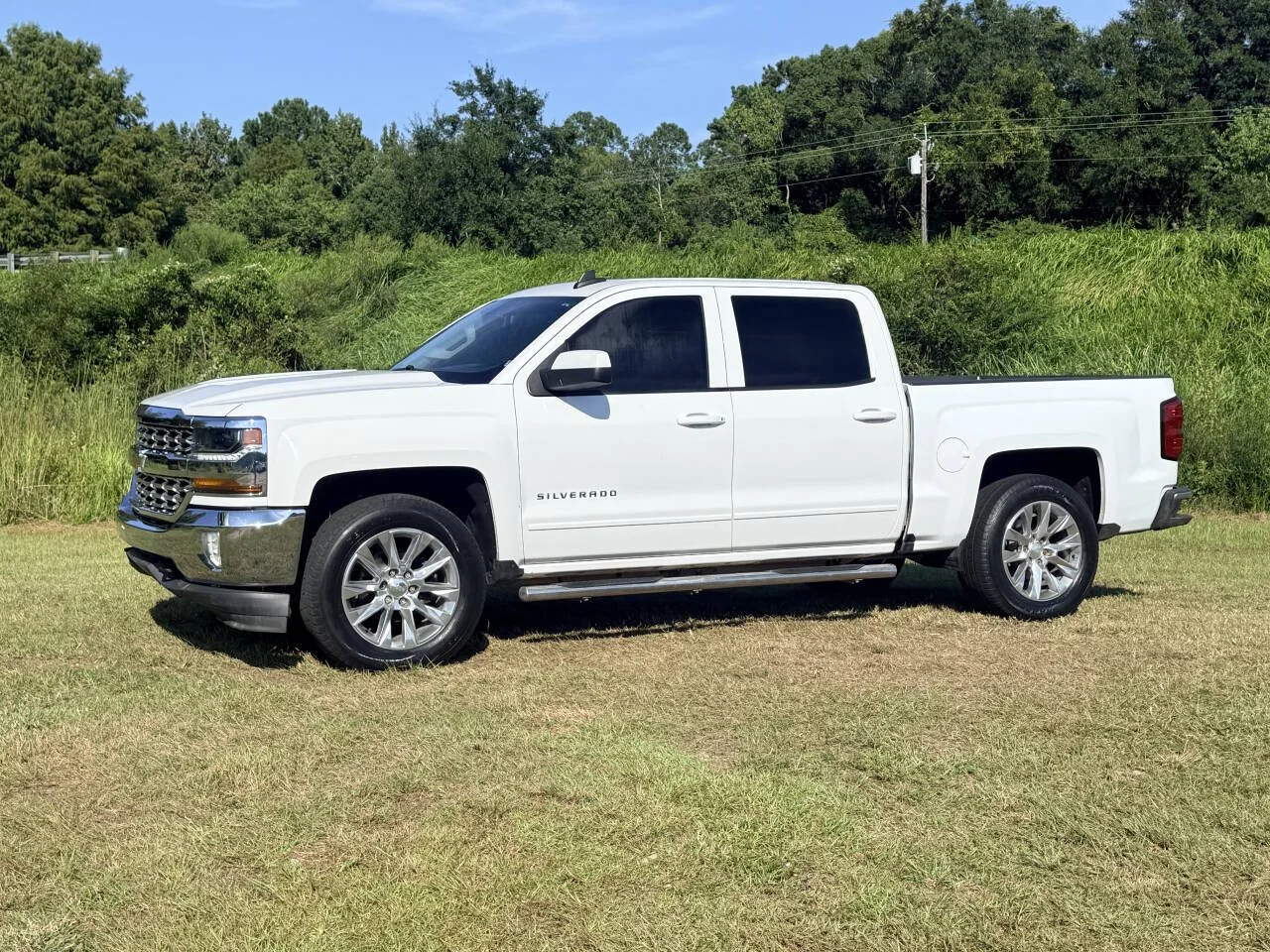 Used 2017 White Chevrolet LT 4x4 4dr Crew Cab 5.8 ft. SB image 1