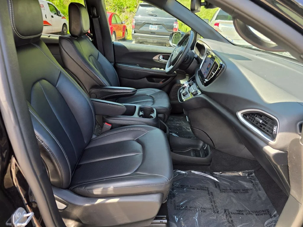 Certified Used 2025 Black Chrysler Select image 28