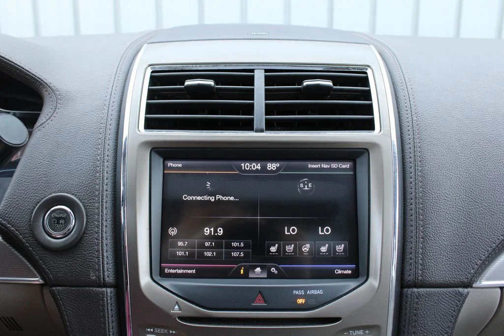 Used 2012 Beige Lincoln Base image 17