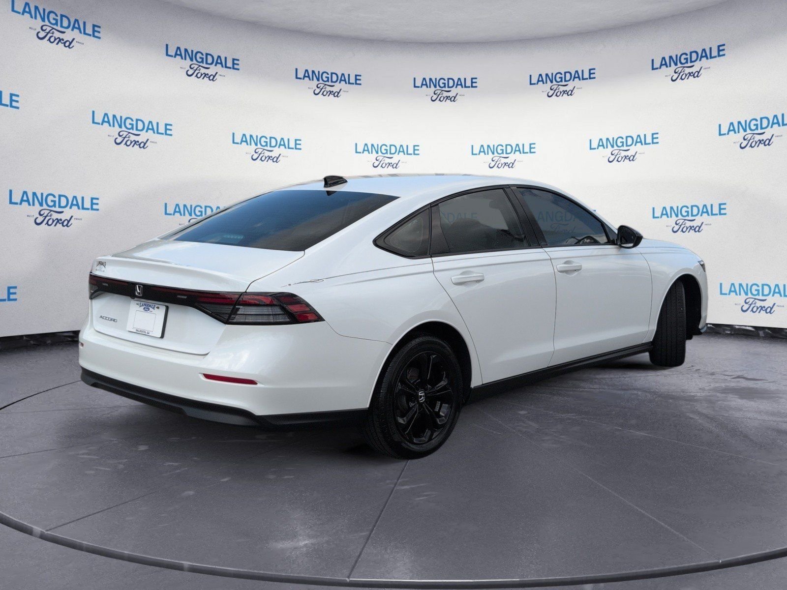 Used 2025 White Honda SE image 4