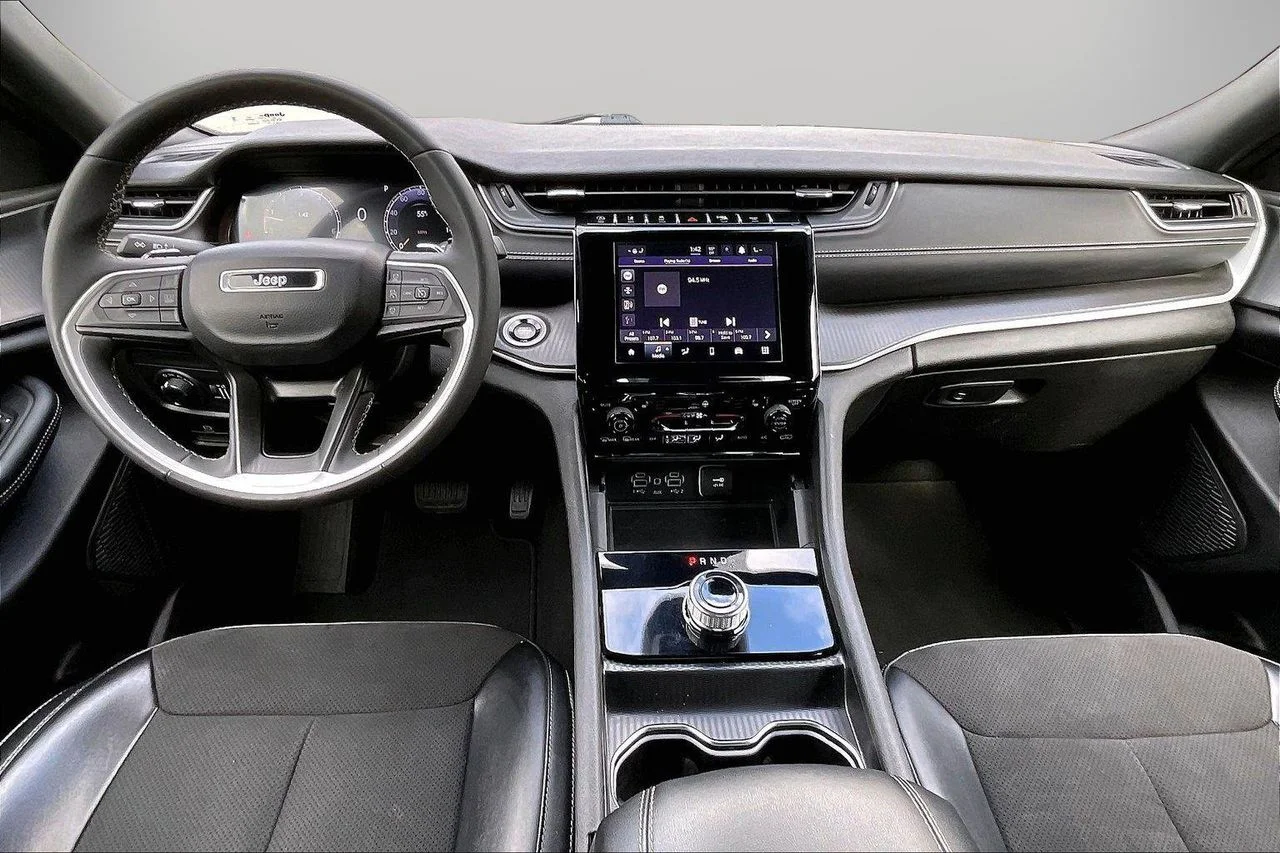 Used 2024 Silver Jeep Altitude image 15
