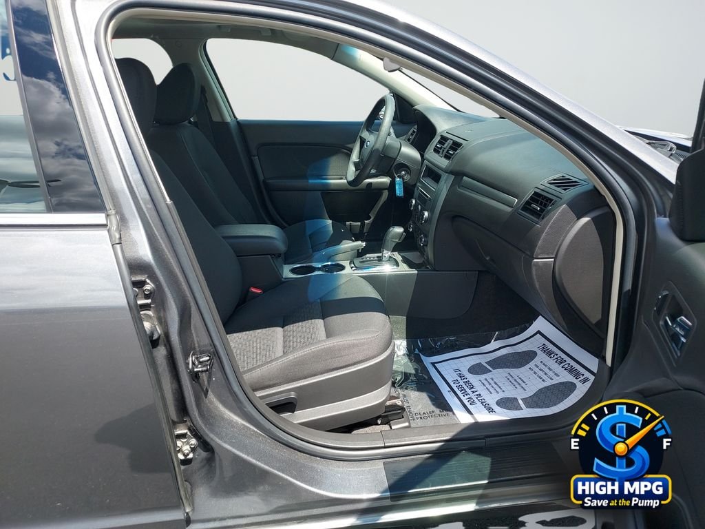 Used 2010 Gray Ford SE image 21
