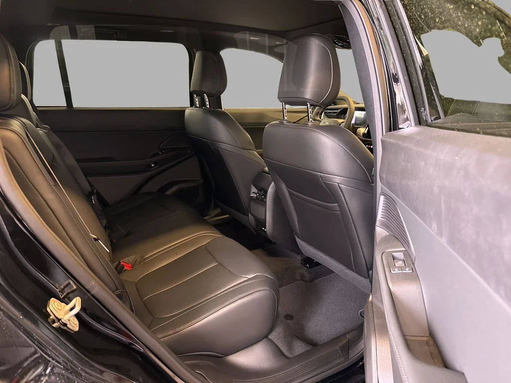 New 2026 Diamond Black Crystal Pearlcoat Jeep Limited image 10