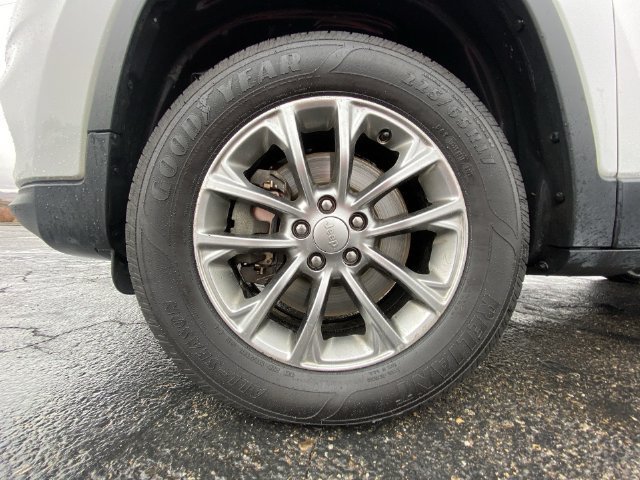 Used 2019 White Jeep Latitude Plus 4x4 image 10