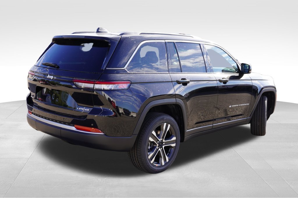 New 2027 High-Gloss Black Paint Jeep Limited image 3
