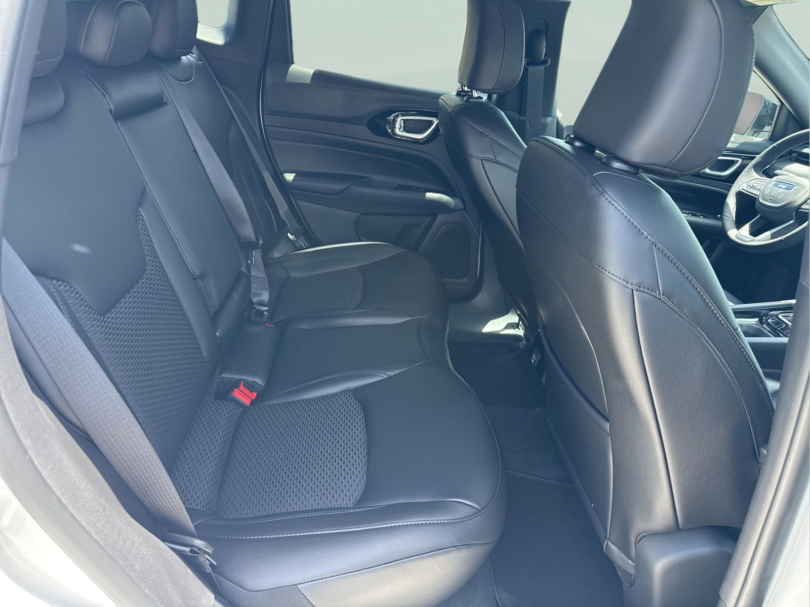 New 2026 Bright White Clearcoat Jeep Latitude image 18