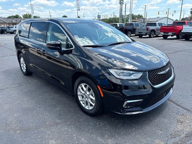 Used 2024 Black Chrysler Touring L image 9
